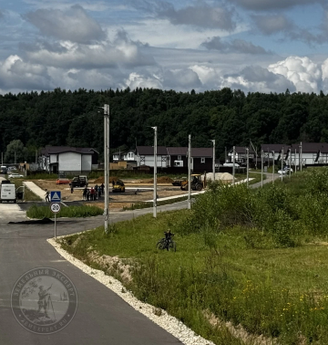 Участки и жилые дома в посёлке Швейцарская Долина у леса